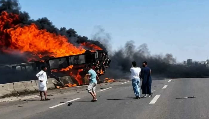 احتراق 21 شخصاً إثر اصدام مروّع لحافلة على طريق ذي قار والبصرة – أخبار السعودية
