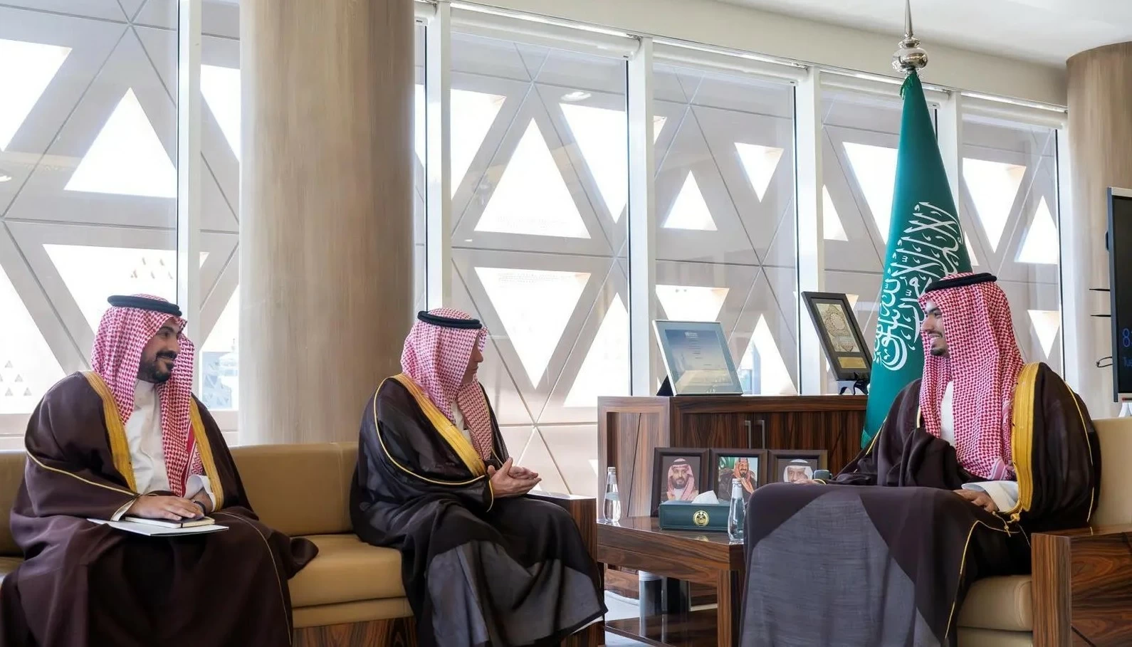الأمير راكان بن سلمان يستقبل المستشار بالديوان الملكي فهد تونسي – أخبار السعودية