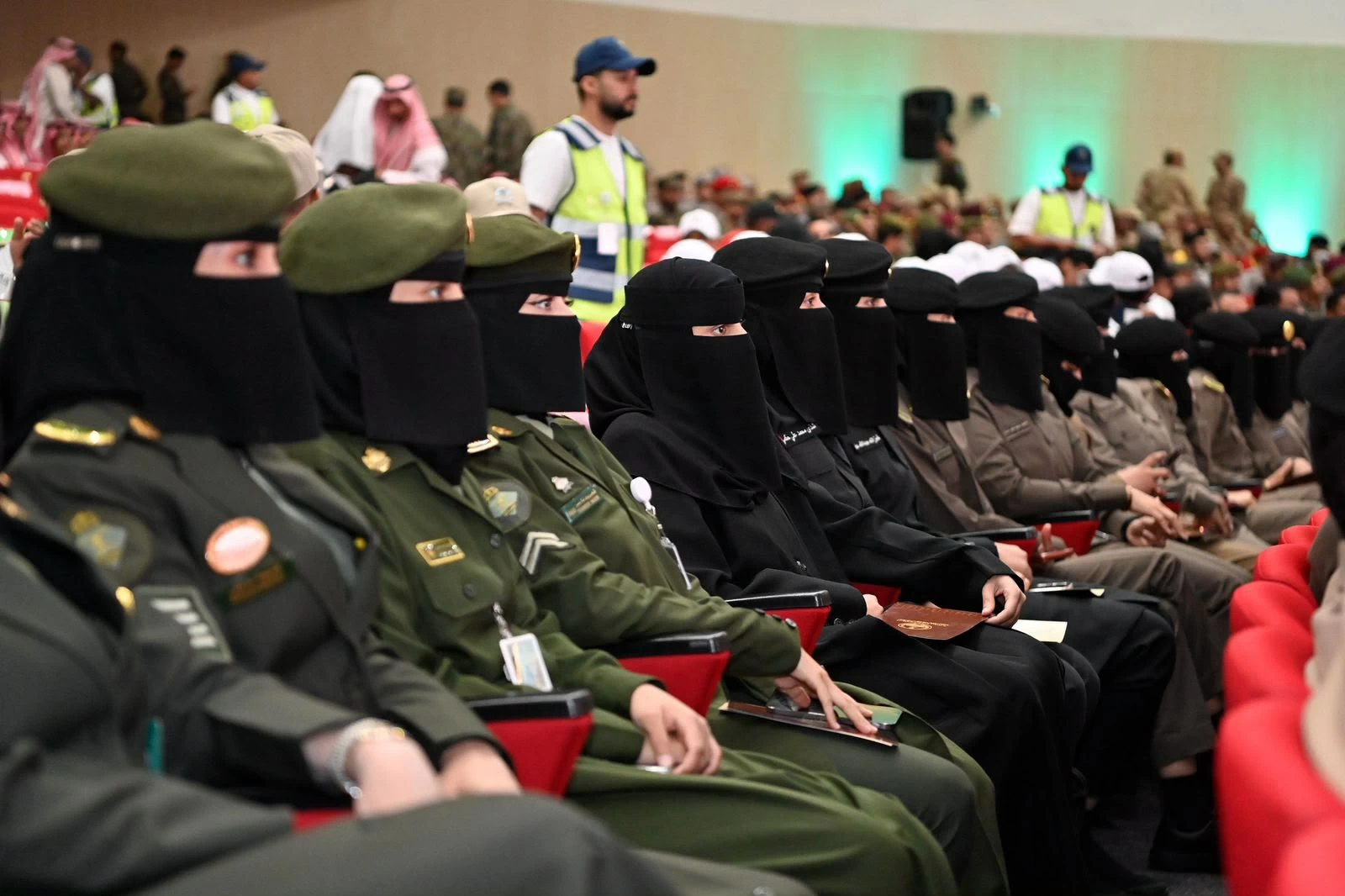 أمير جازان يُكرِّم المشاركين من المنطقة في أعمال الحج – أخبار السعودية