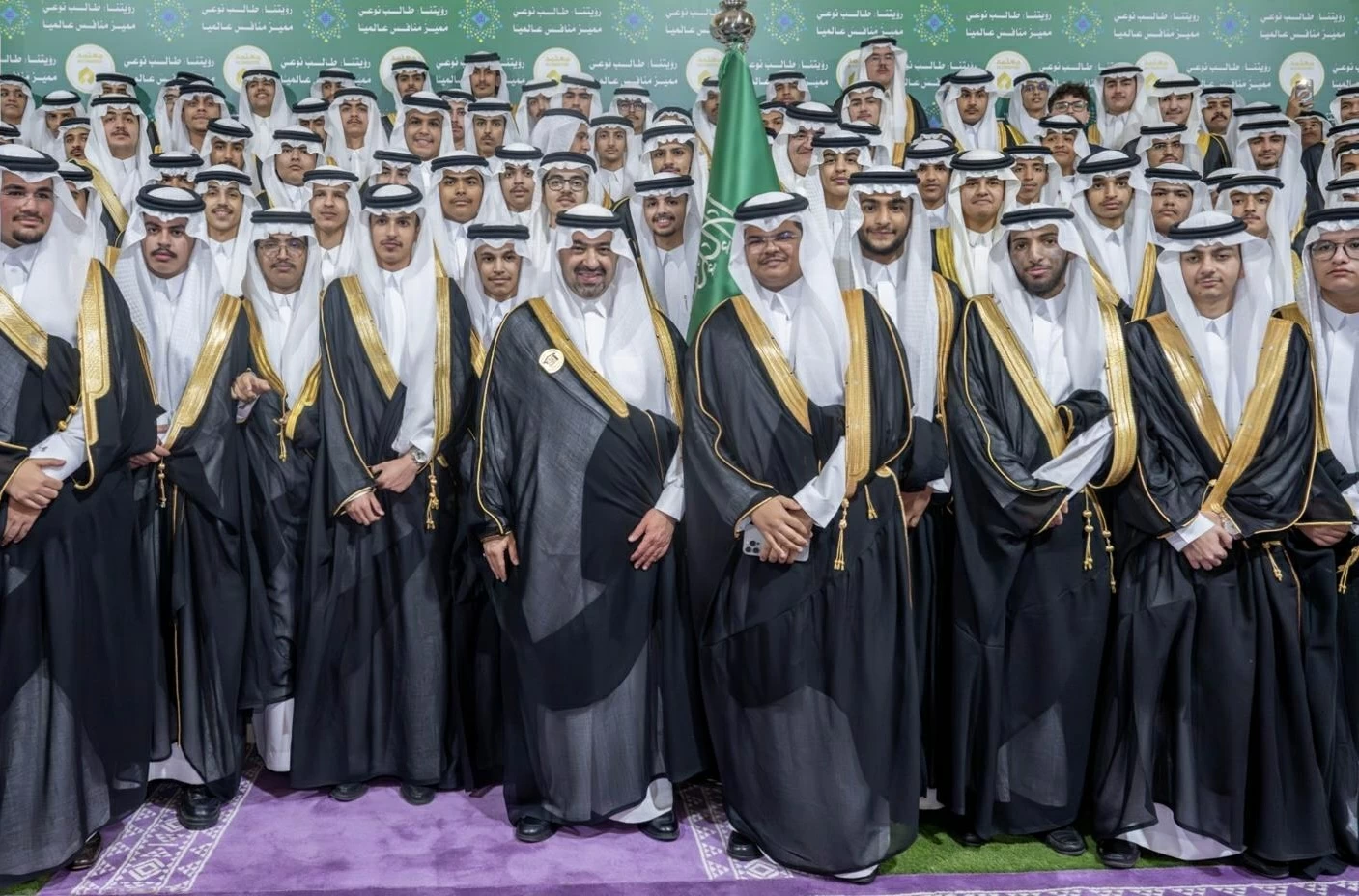 نائب أمير تبوك يكرّم خريجي مدارس الملك عبدالعزيز النموذجية – أخبار السعودية