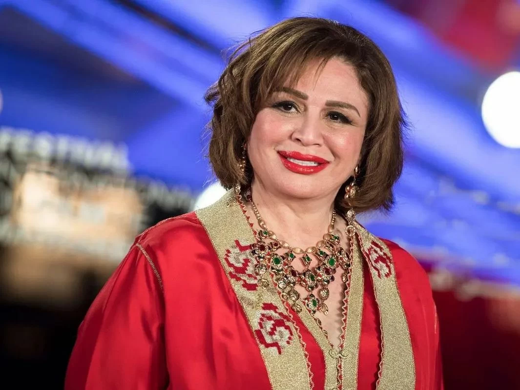 إلهام شاهين تكشف لـ«عكاظ» تفاصيل شخصيتها وأسباب حماسها لفيلمها الجديد «الحافي» – أخبار السعودية