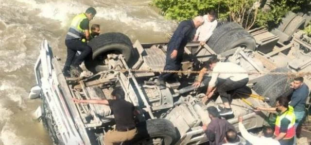 ابتلعها النهر أمام أعين الجميع.. كابوس مرعب يطارد حافلة في أربيل! – أخبار السعودية