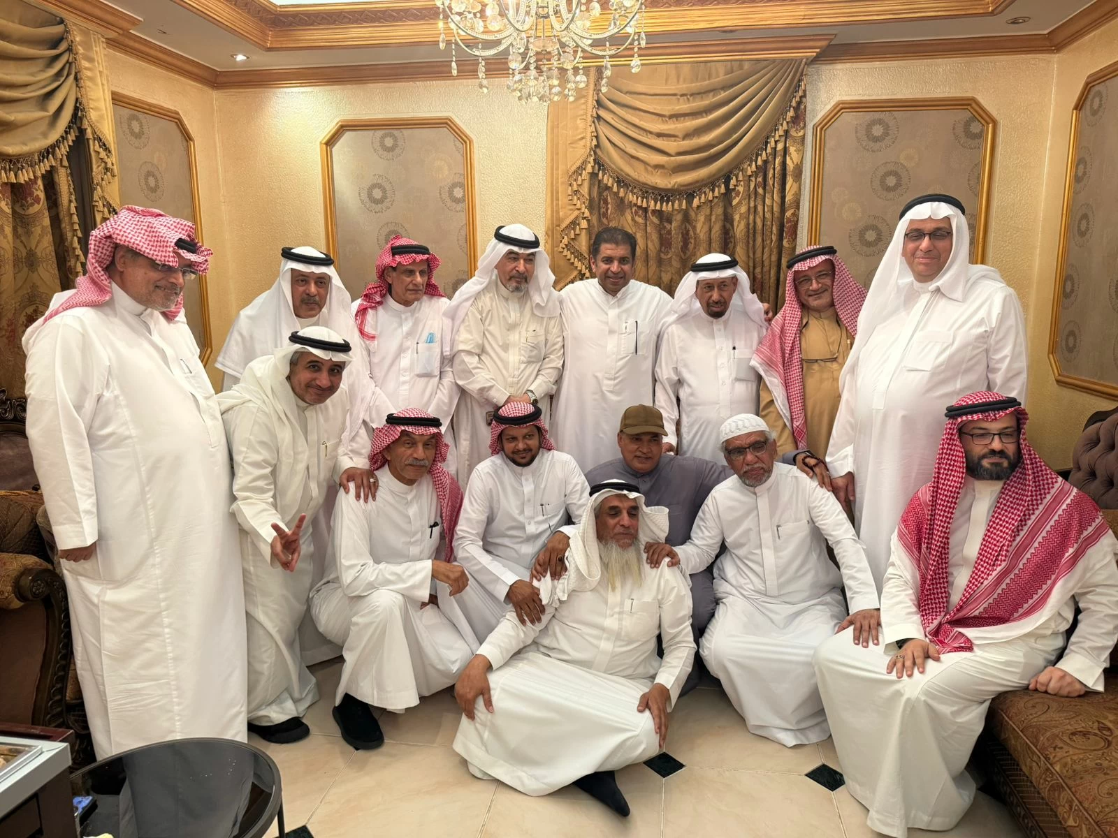 إعلاميو جدة يزورون الزميل علي هندي ويهنئونه بالشفاء – أخبار السعودية