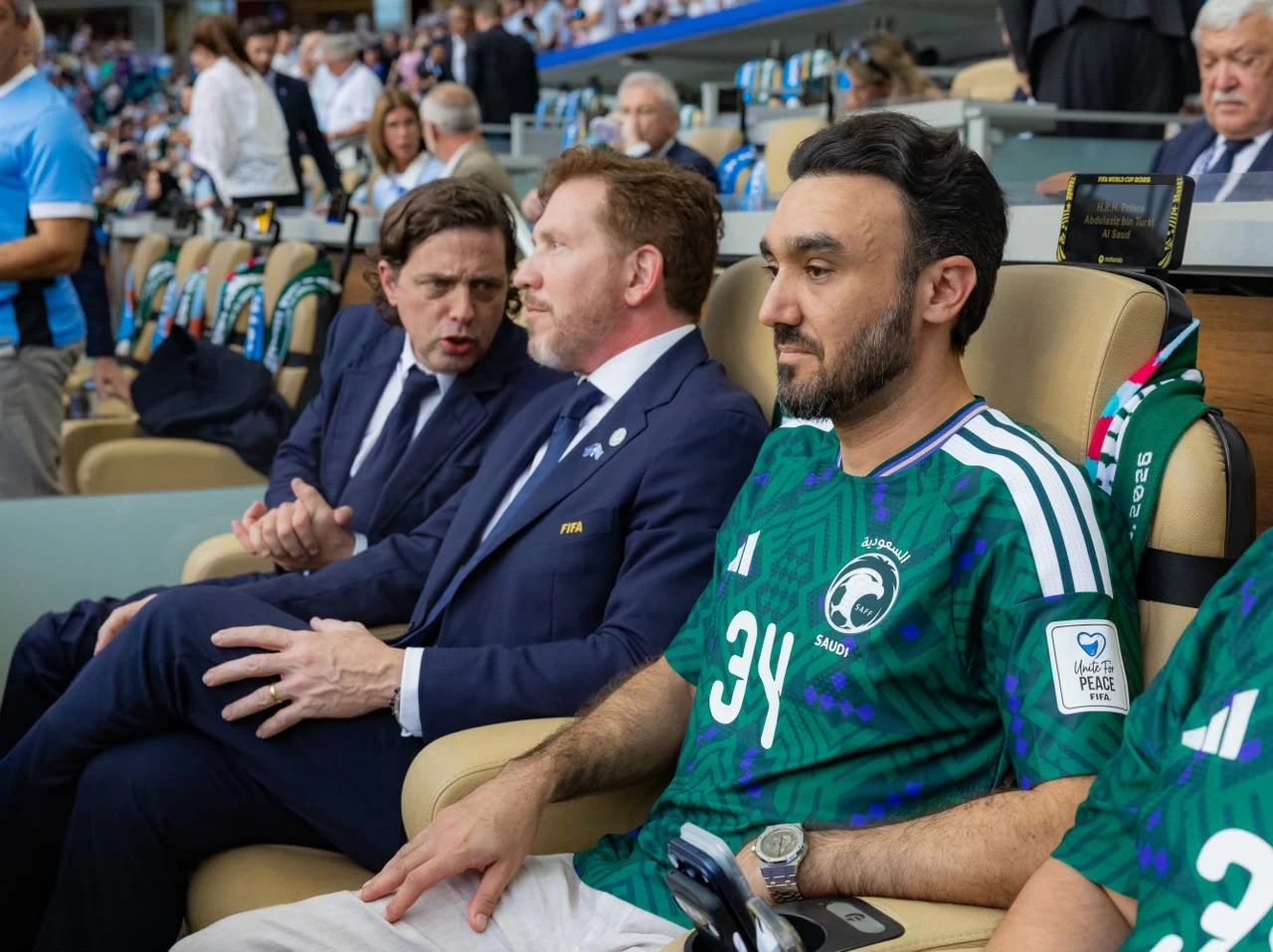 وزير بقميص المنتخب.. أدهش العالم – أخبار السعودية