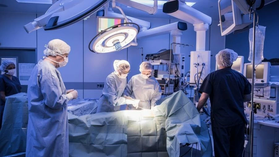 دخلت المستشفى لعلاج ركبتها اليمنى.. فاستيقظت لتكتشف الكارثة ! – أخبار السعودية