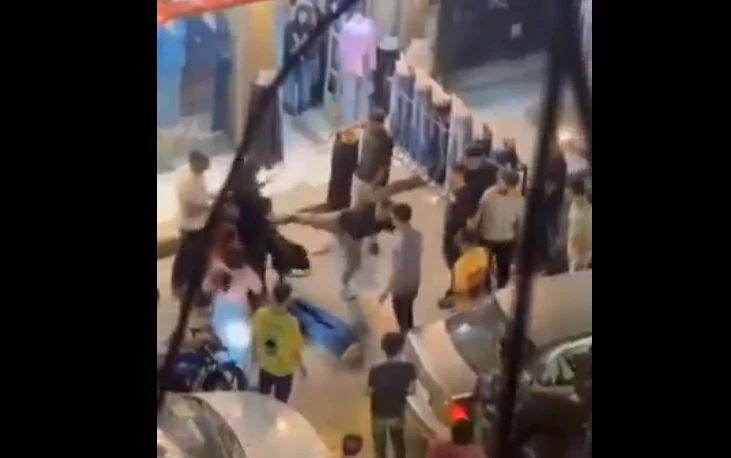 فيديو : ركل وسحل أمام الملأ.. شاب يعتدي على فتيات في مصر – أخبار السعودية