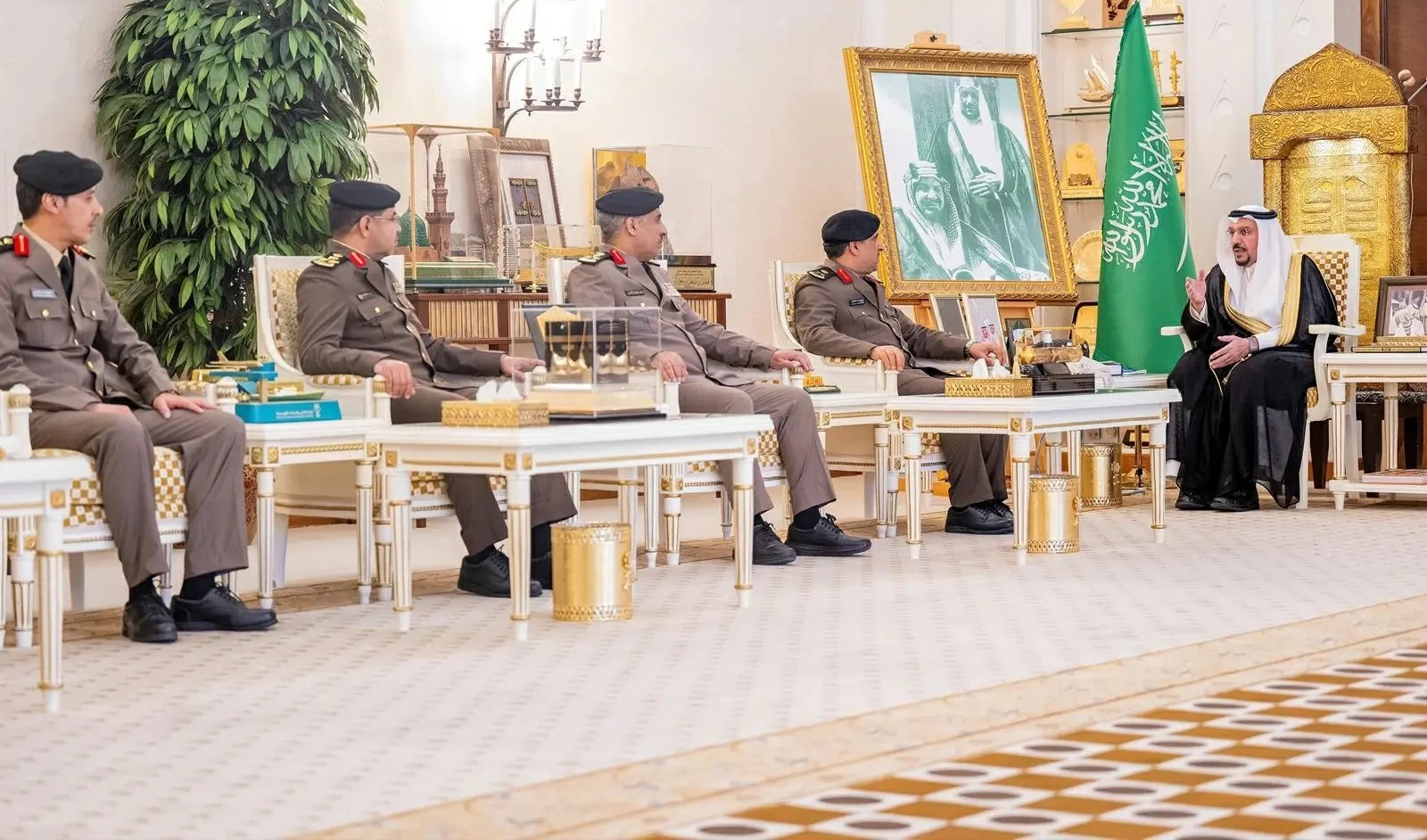 أمير القصيم يستقبل مدير شرطة المنطقة ويُقلّد عدداً من الضباط رتبهم الجديدة – أخبار السعودية