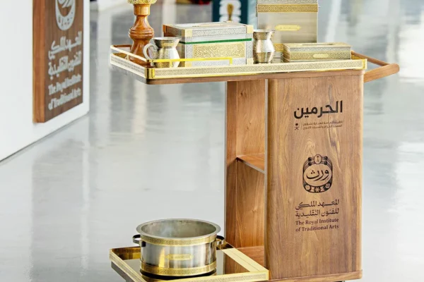 نقوش أصيلة وحرفة سعودية لأدوات غسل الكعبة – أخبار السعودية