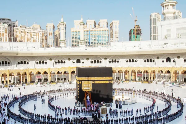نائب أمير مكة يتشرف بغسل الكعبة بماء زمزم والعود والورد – أخبار السعودية