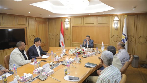 محافظ قنا يبحث مع خبير ياباني وشركاء التنمية الزراعية خطة تطبيق نظم الري الحديث