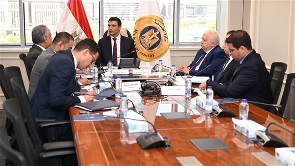 وزير الصناعة يبحث مع رئيس جمعية رجال الأعمال المصريين الأفارقة سبل تعزيز التعاون بين مصر وافريقيا