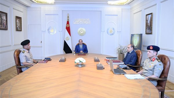 الرئيس السيسي يجتمع بوزير الدفاع ويوجه بتوفير الحياة الكريمة واللائقة للمواطنين