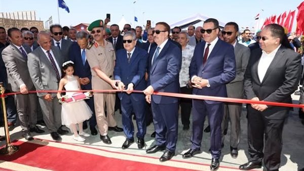 رئيس قناة السويس ومحافظ بورسعيد يشهدان افتتاح كوبرى النصر العائم 2