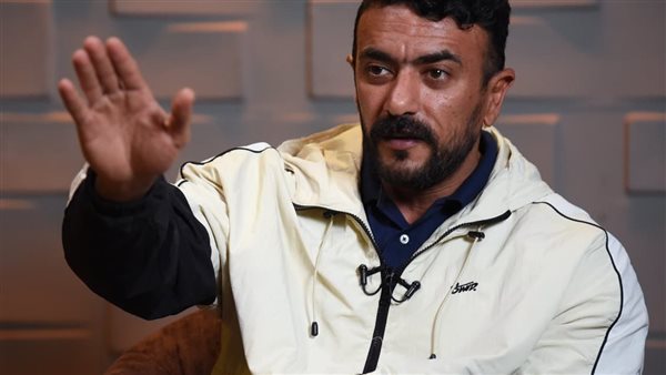 أحمد العوضي جدع ويدعم زملاءه داخل التصوير