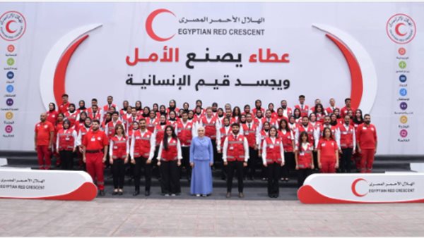 فخورة بمتطوعي الهلال الأحمر ووصول المساعدات الإنسانية إلى غزة عبر مصر
