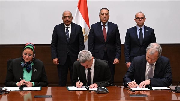 رئيس الوزراء يشهد توقيع اتفاقيتي الاستثمار والتشغيل وشراء الطاقة لمحطة طاقة رياح جبل الزيت