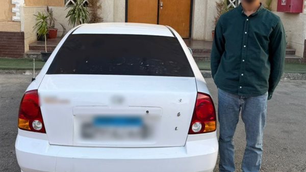ضبط قائد سيارة لوضعه ملصقات خادشة للحياء على سيارته بالسويس