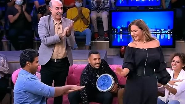 على طريقتها الخاصة.. نيللي كريم تحتفل بصعود منتخب مصر للدور الـ32|فيديو