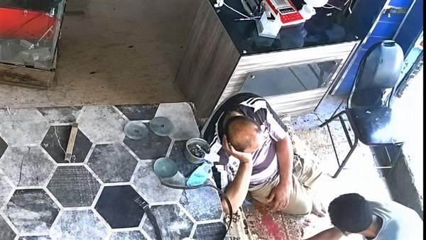 كاميرات المراقبة توثق سرقة مسن داخل محل تجاري بنجع حمادي.. والأمن يفحص الواقعة