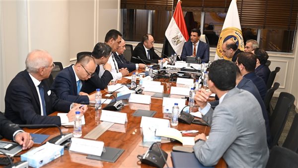 وزير الصناعة يبحث مع ممثلي الشركة الصينية الوطنية للإطارات والمطاط خطة الشركة للتوسع في السوق المصري