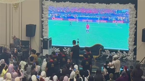 «فرحتان في ليلة واحدة».. لقطات عفوية لإيقاف حفل زفاف في الغربية لمتالعة ضربات ترجيح منتخب مصر