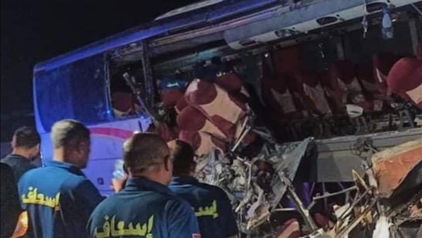 إصابة 10 أشخاص في حادث تصادم أتوبيس بسيارة تريلا على الطريق بالإسكندرية