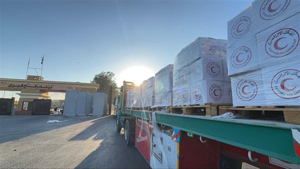 الهلال الأحمر يدفع قافلة «زاد العزة» 228 مُحملة بالمساعدات الإنسانية الشاملة إلى الأشقاء الفلسطينيين