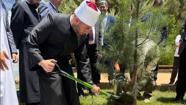 وزير الأوقاف يزور مرقد الإمام الحكيم الترمذي على هامش الملتقى الدولي الرابع لمدرسة الحديث في ترمذ