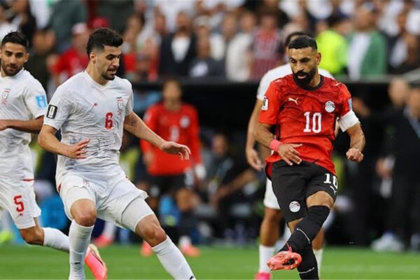 عالم سياسي إيراني يرفع دعوى قضائية ضد فيفا بسبب مباراة مصر