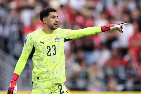 أحمد شوبير يوجه نصيحة من كلمة واحدة لنجله مصطفى.. ويتحدث عن الأفضل بينهما في كأس العالم