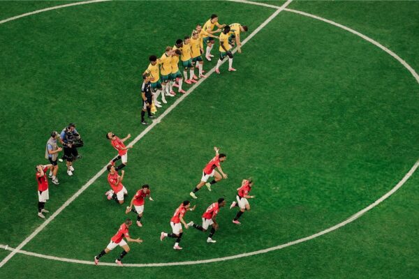 جارديان تتغنى بلاعب منتخب مصر: قدم عامًا استثنائيًا.. واحتفال غير مبالغ فيه للفراعنة