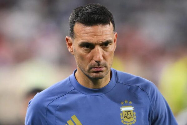 سكالوني يلوم فيفا قبل مباراة مصر والأرجنتين في كأس العالم