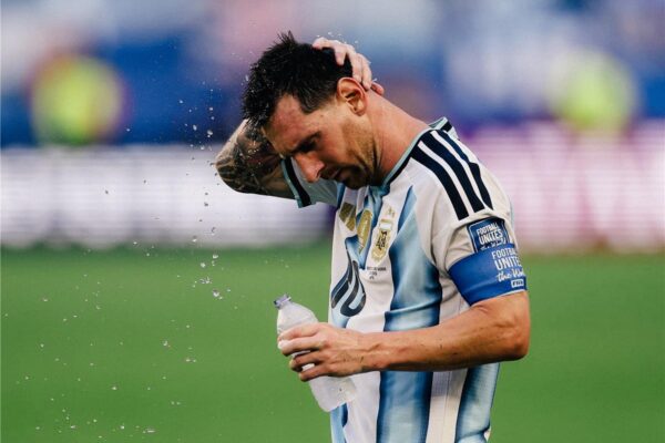 ميسي يثير قلق جمهور الأرجنتين قبل مباراة مصر في كأس العالم