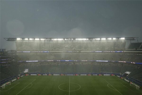 مباراة فرنسا وباراجواي مهددة بالتأجيل