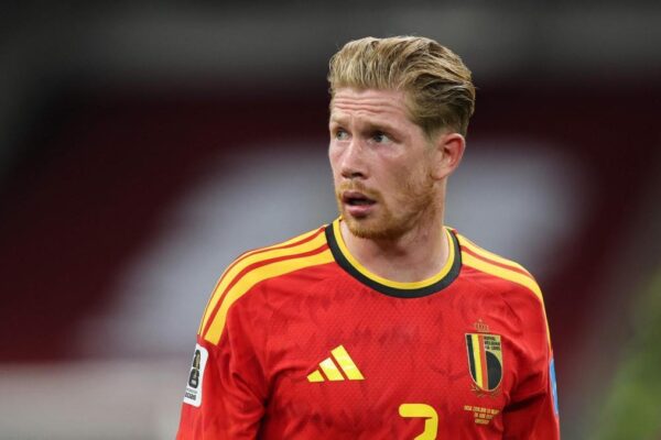 والد دي بروين يرد على الانتقادات الموجهة إلى نجله.. ورسالة إلى لاعبي بلجيكا