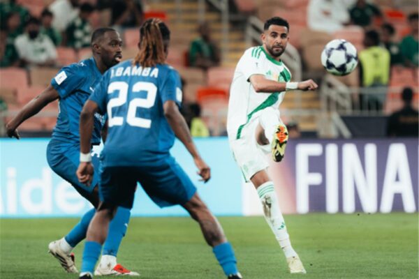فيديو.. الأهلي السعودي يعلن رحيل رياض محرز رسميًا