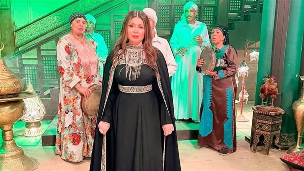 بملابس الدجالين.. إلهام شاهين تتألق في كواليس فيلم الحافي| شاهد