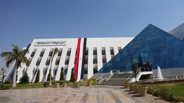 المصرية للاتصالات ترفع علم مصر على مقراتها احتفالًا بتأهل المنتخب الوطني لدور الـ16 بالمونديال