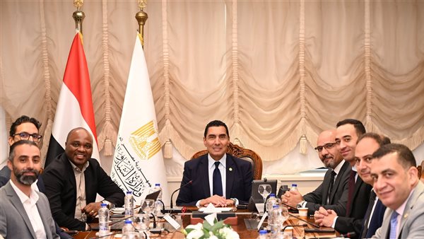 مؤتمر صحفي مقرب عن شراكة بين أحد أندية الشركات وأحد الأندية الجماهيرية