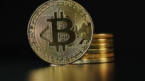 البيتكوين يحافظ على مستواه فوق 63 ألف دولار وسط تداولات متباينة في سوق العملات المشفرة اليوم الثلاثاء