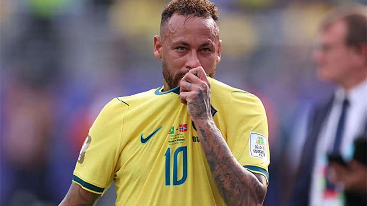 والد نيمار يواسي نجله بعد خروج البرازيل من كأس العالم: لا تتوقف عن اللعب