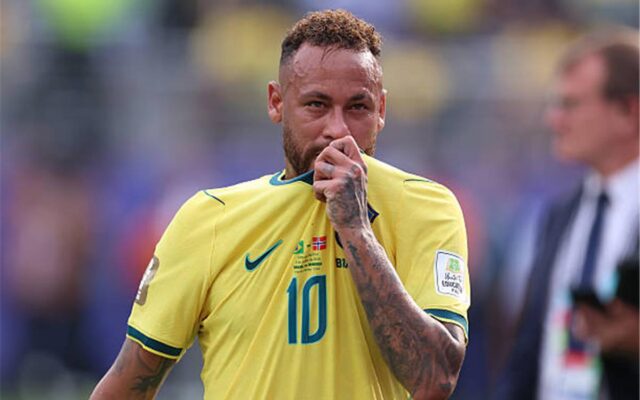 والد نيمار يواسي نجله بعد خروج البرازيل من كأس العالم: لا تتوقف عن اللعب