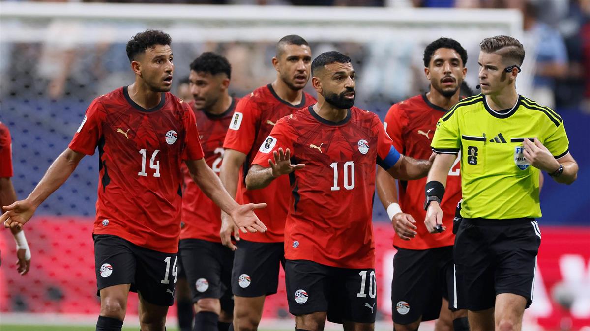 تفوق على أخطائه.. شبكة تحكيمية تقيم أداء حكم مباراة مصر والأرجنتين