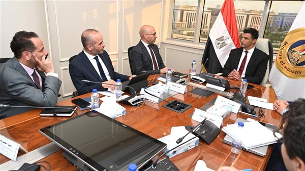 وزير الصناعة يبحث مع رئيس ABB مصر المتخصصة في الصناعات الكهربائية خطط توسعات الشركة في السوق المصري