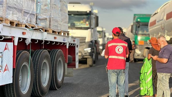 الهلال الأحمر يدفع بأكثر من 92 ألف سلة غذائية ومواد طبية وإغاثية إلى غزة