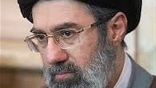 مجتبى خامنئي يغيب عن الظهور منذ إصابته.. ومصادر تكشف مستجدات حالته الصحية