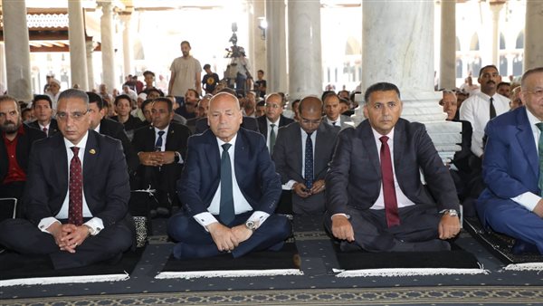 محافظو القاهرة والجيزة والقليوبية يؤدون صلاة الجمعة بمسجد عمرو بن العاص احتفالًا بالعيد القومي للقاهرة