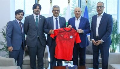 هاني أبوريدة يستقبل سفير باكستان لبحث تعزيز التعاون الرياضي بين البلدين