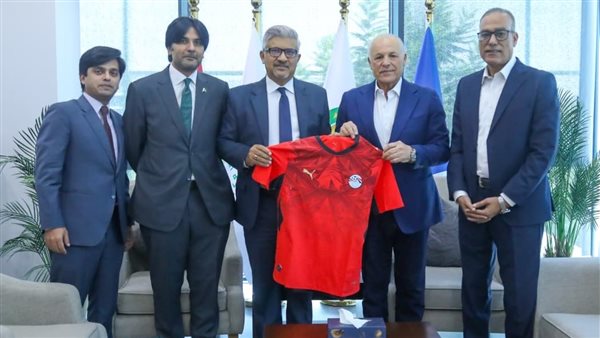 هاني أبوريدة يستقبل سفير باكستان لبحث تعزيز التعاون الرياضي بين البلدين
