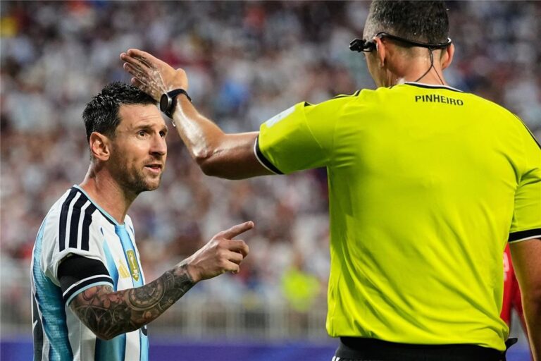 “أساء فهم شيء فعلته”.. حكم مباراة الأرجنتين وسويسرا يعلق لأول مرة على مشادته مع ميسي